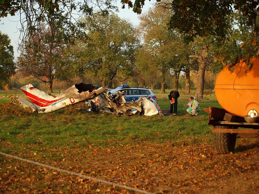 Kleinflugzeug abgestuerzt Sankt Augustin Meindorf P200.JPG